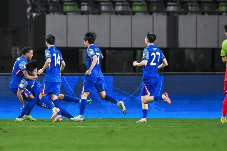 申花球迷“不思进取”：刘诚宇成焦点