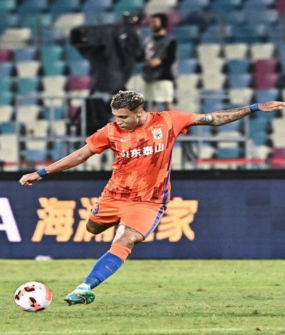 泰山4-3险胜玉昆 泽卡梅开二度