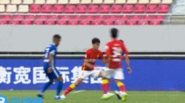 斯坦丘点球破门 李新翔补时救主 海港1-1战平十人英博