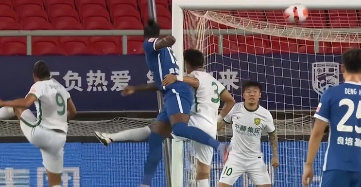 中超-斯坦丘破门李新翔救主 魏震失点海港1-1十人英博