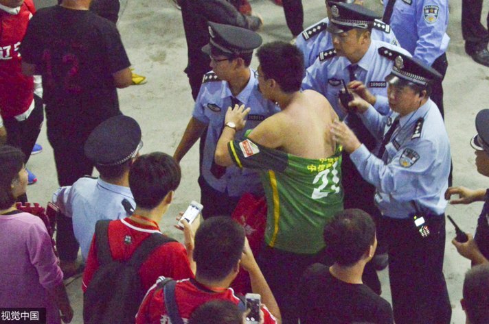 啊这！北京国安外籍助教疑似对球迷做种族歧视手势+嘲讽