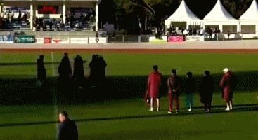 啊这！北京国安外籍助教疑似对球迷做种族歧视手势+嘲讽