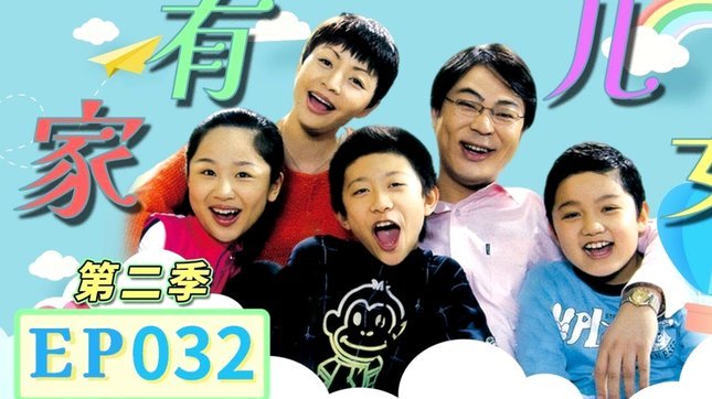 梅西手捧马黛茶，和妻子安东内拉一同去看儿子踢球